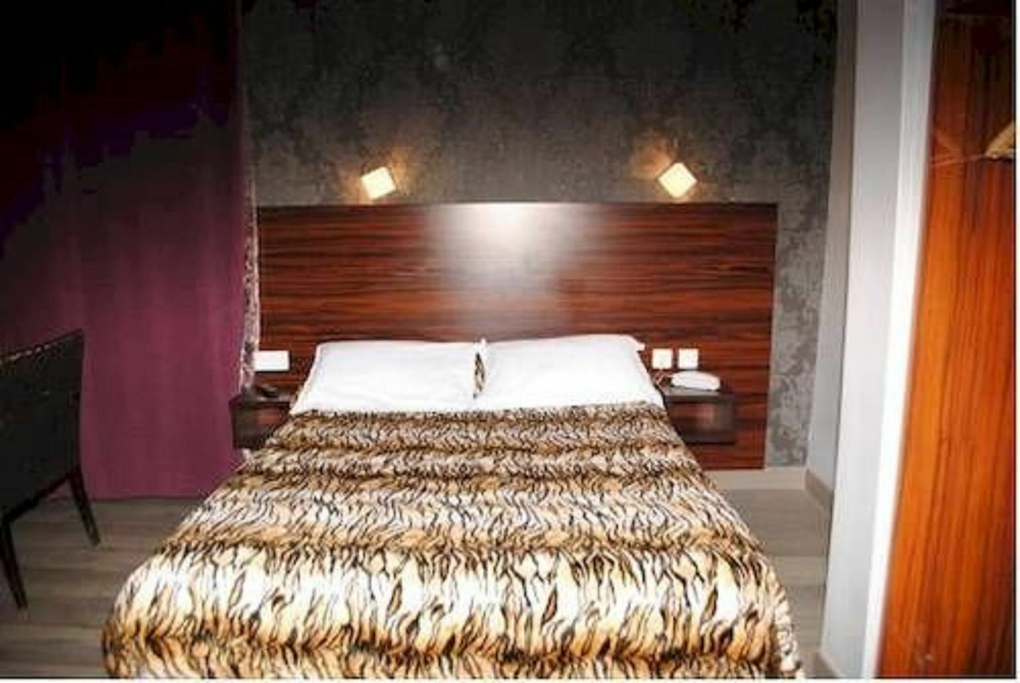Hotel De Menilmontant Paris Bagian luar foto